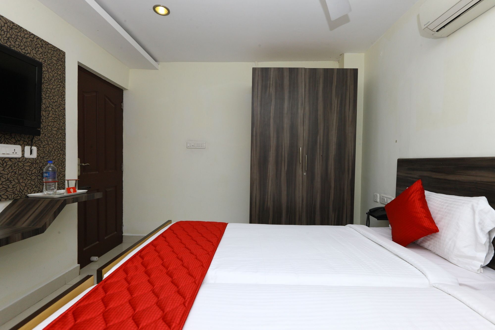 Oyo 5280 Harshetha Residency Hotel